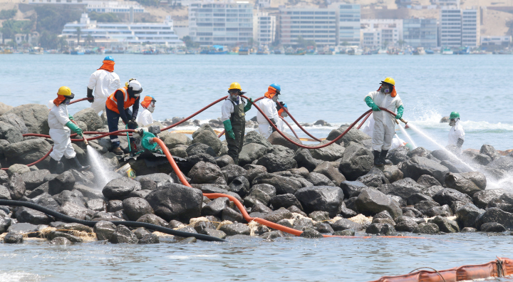 Los trabajos de limpieza en el mar y litoral avanzan hasta el 72% un mes después del derrame