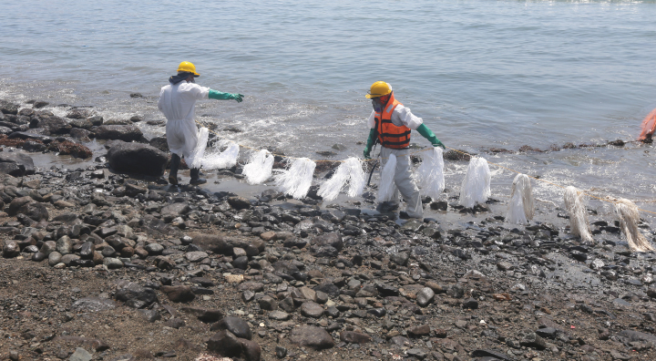 Los trabajos de limpieza en el mar y litoral avanzan hasta el 72% un mes después del derrame