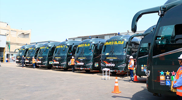 Cruz del Sur entrega flota de 11 buses para transporte de personal de Minera Raura