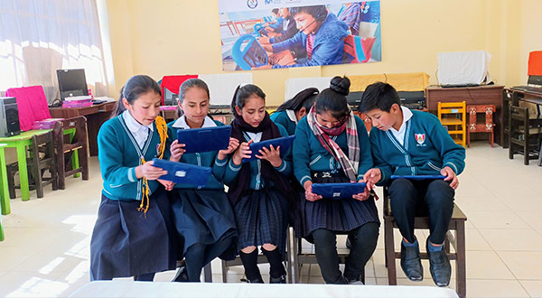 Más de 850 escolares y profesores de 15 escuelas de zonas rurales mejoran su calidad educativa con plataforma digital