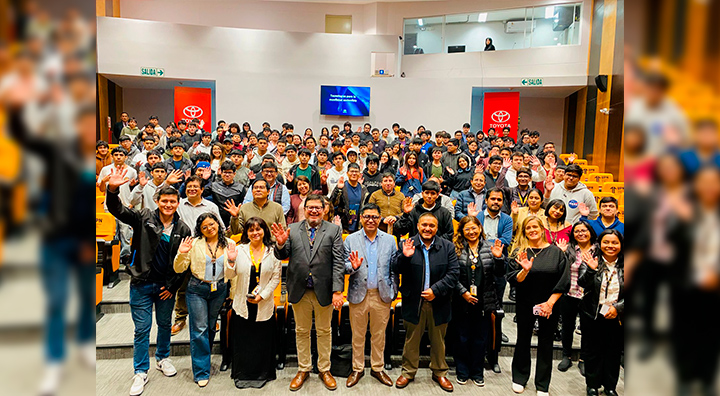 Toyota continúa su recorrido por las universidades del país impulsando la movilidad sostenible