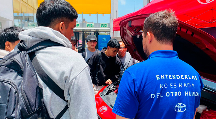 Toyota continúa su recorrido por las universidades del país impulsando la movilidad sostenible