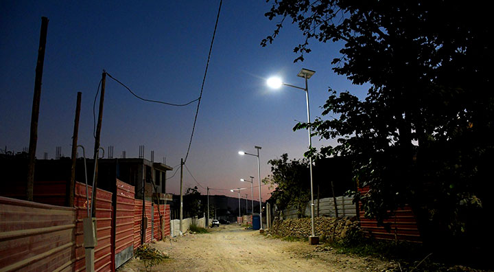 Anglo American entrega 500 luminarias solares para alumbrado público en Chen Chen y San Antonio