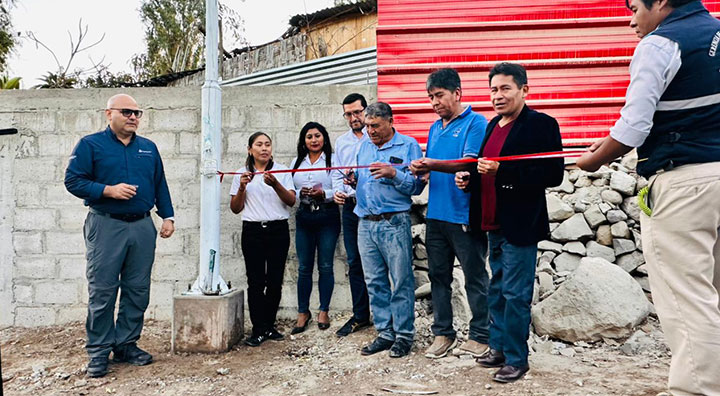 Anglo American entrega 500 luminarias solares para alumbrado público en Chen Chen y San Antonio