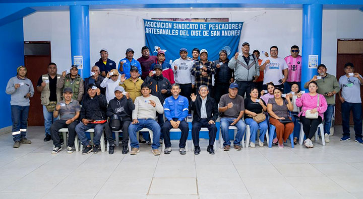 Continúa la formalización de la pesca artesanal: 120 pescadores de Pisco reciben carnets