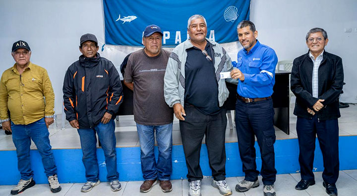 Continúa la formalización de la pesca artesanal: 120 pescadores de Pisco reciben carnets