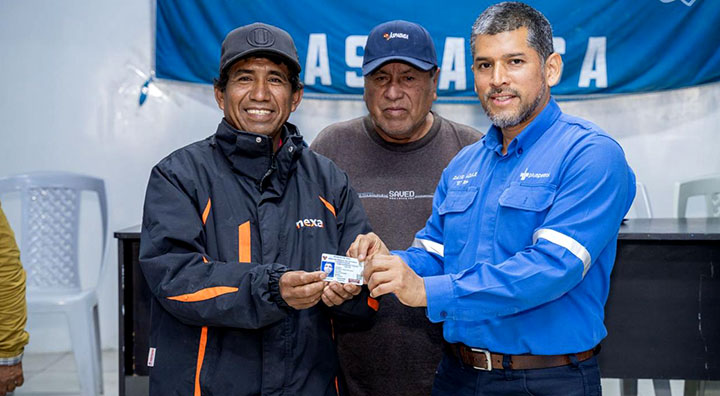 Continúa la formalización de la pesca artesanal: 120 pescadores de Pisco reciben carnets