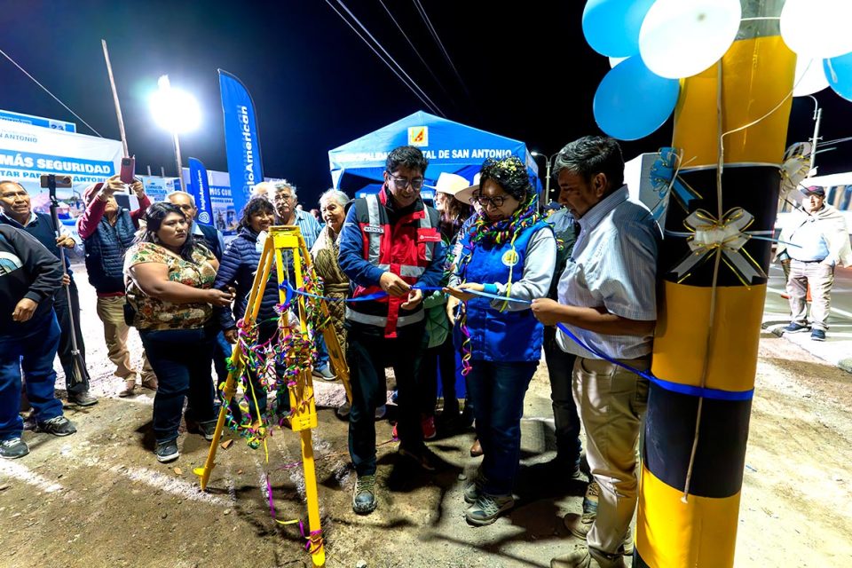 Anglo American Quellaveco instala 500 luminarias solares de la Panamericana Sur en Moquegua