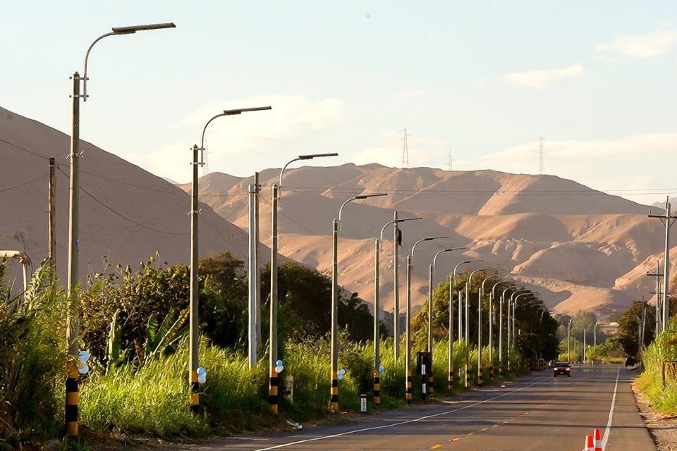 Anglo American Quellaveco instala 500 luminarias solares de la Panamericana Sur en Moquegua