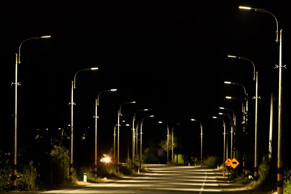 Anglo American Quellaveco instala 500 luminarias solares de la Panamericana Sur en Moquegua