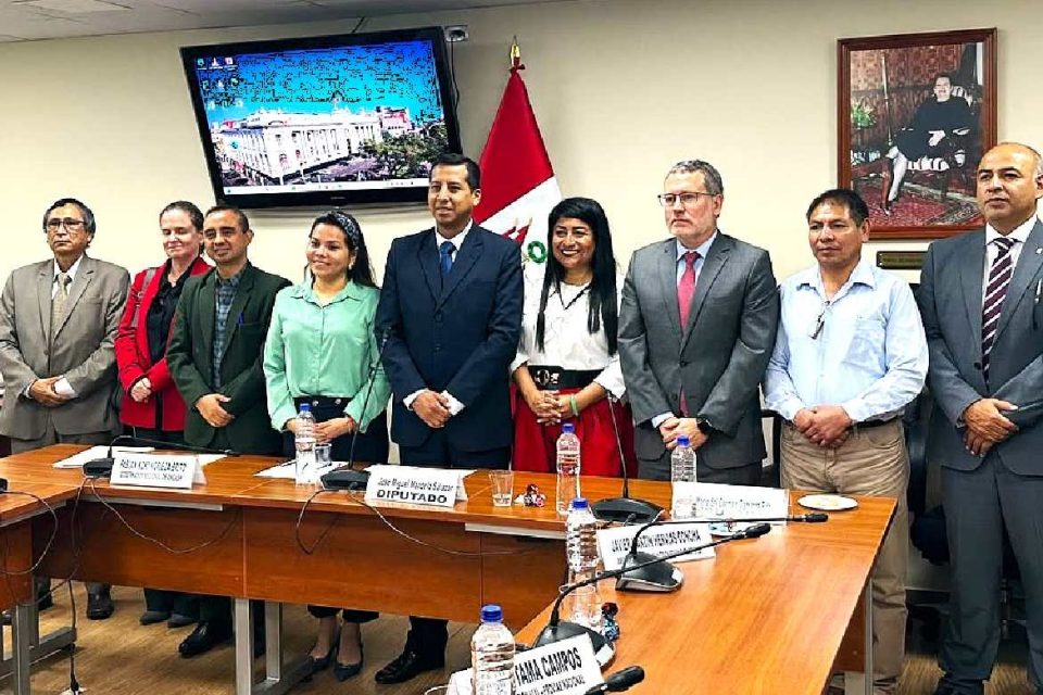 Autoridades estatales y Antamina suman esfuerzos para mejorar la conectividad vial en región Áncash