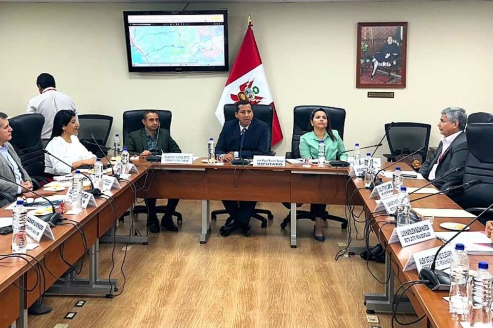 Autoridades estatales y Antamina suman esfuerzos para mejorar la conectividad vial en región Áncash