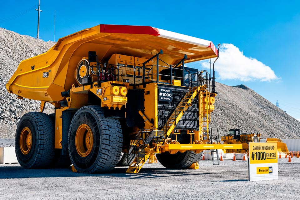 Ferreyros entrega el camión minero Caterpillar número 1,000 en el Perú