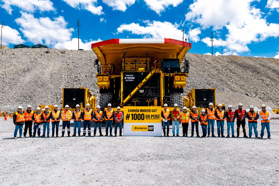 Ferreyros entrega el camión minero Caterpillar número 1,000 en el Perú