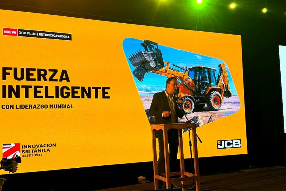 JCB e Ibergruas Perú presentaron la nueva retroexcavadora 3CX PLUS