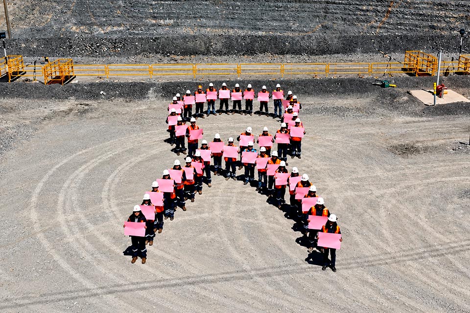 “Hazlo por ti”: Antamina promueve campaña interna de prevención del cáncer de mama y próstata