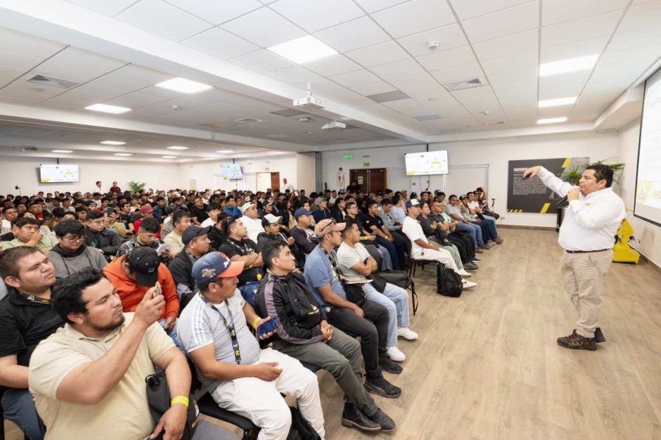 Operadores de maquinaria pesada celebran su día en encuentro del Club de Operadores de Ferreycorp