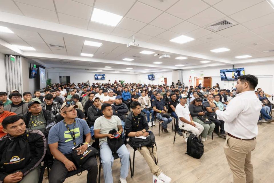Operadores de maquinaria pesada celebran su día en encuentro del Club de Operadores de Ferreycorp